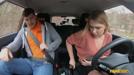 Кудрявая блондинка ебется в машине с инструктором по вождению онлайн